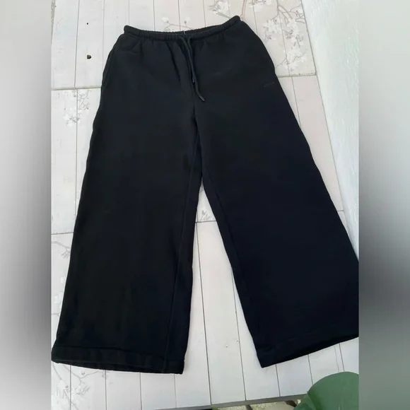 Aritzia Women's Black Sweatpants - Picture 2 of 9